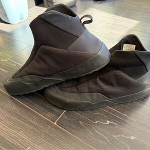 Arc'teryx Autumn Trekking Boots with rubber sole – Black